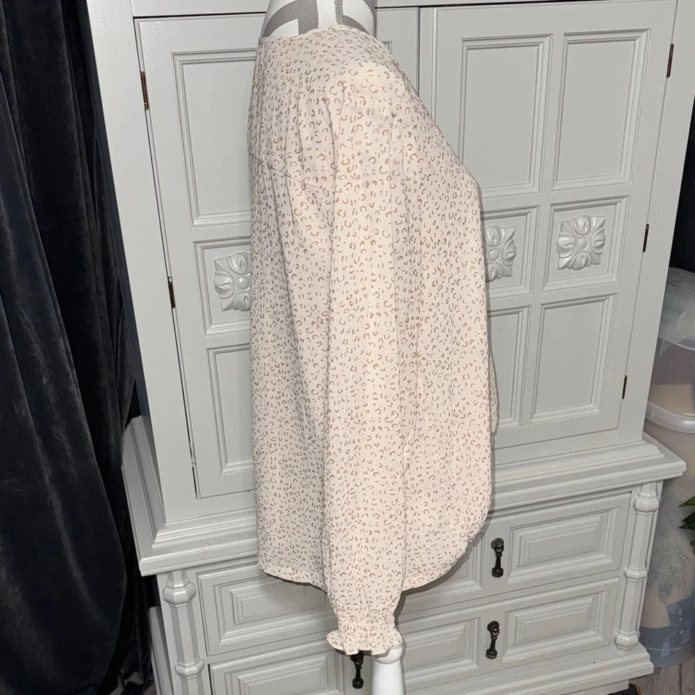 Entro Women's Cream Patterned V-Neck Blouse Size Large - Picture 6 of 12